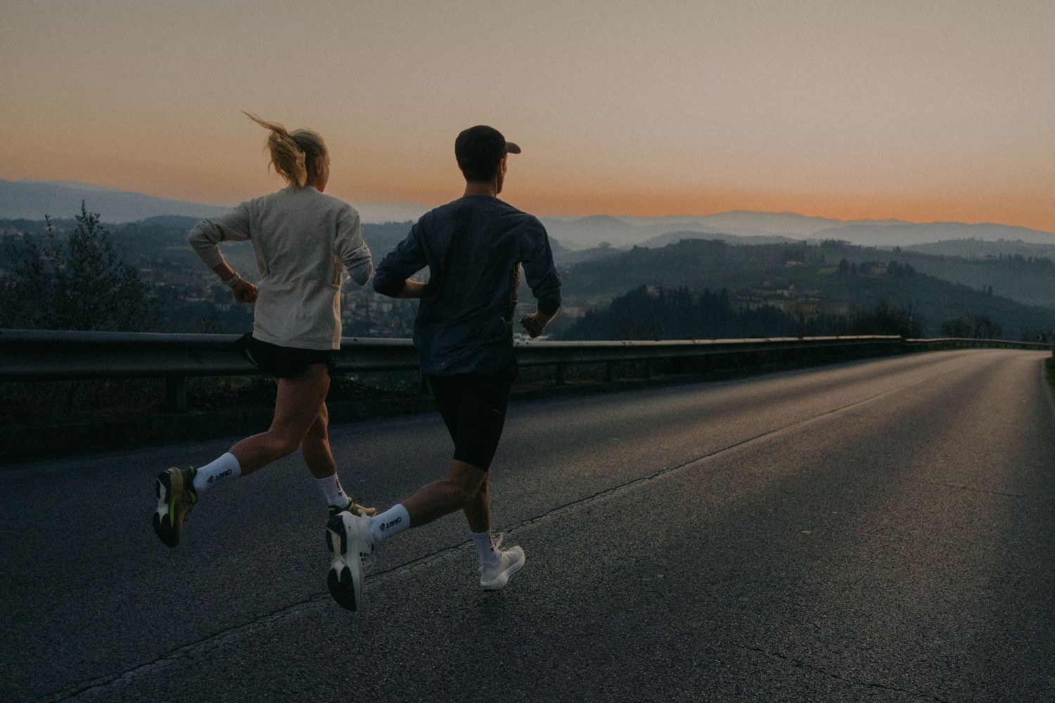 Zwei Personen joggen auf Straße