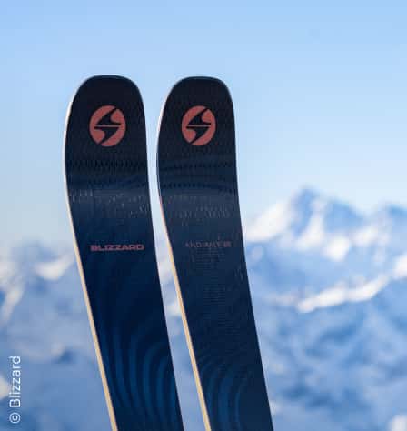 Paar Ski vor winterlicher Bergkulisse