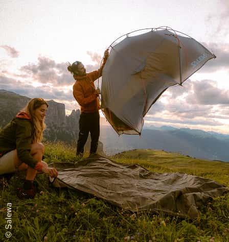 Paar baut Zelt auf