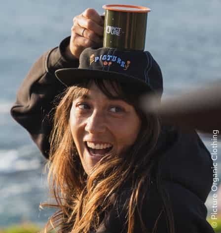 Frau mit Campingtasse