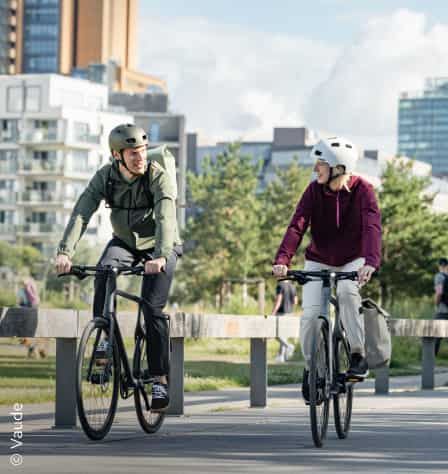 Zwei Fahrradfahrer*innen
