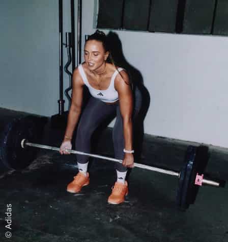 Frau beim Kreuzheben