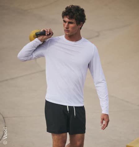 Mann mit weißem Longsleeve