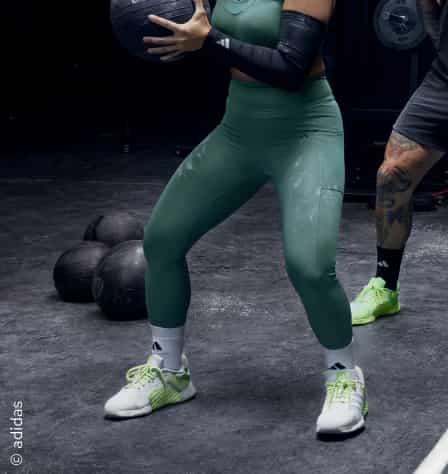 Frau in grüner Trainingshose