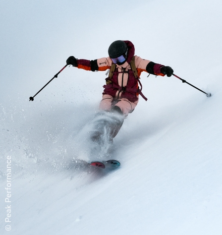 Freeriderin in der Abfahrt