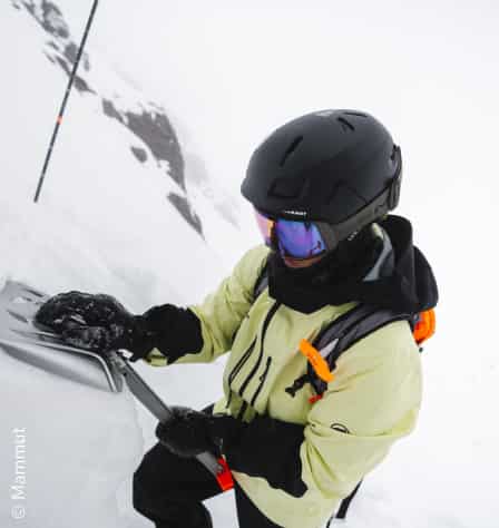 Skifahrer mit Lawinenschaufel