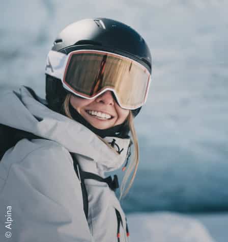 Frau mit Skibrille und Helm