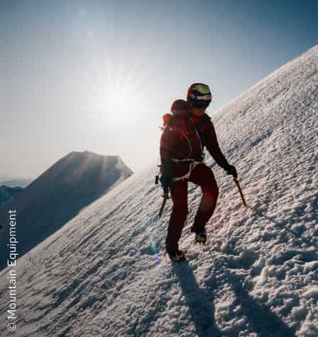 Hochtourengeherin mit Steigeisen auf Gletscher