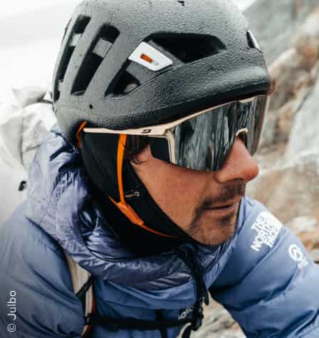 Person mit Gletscherbrille und Helm
