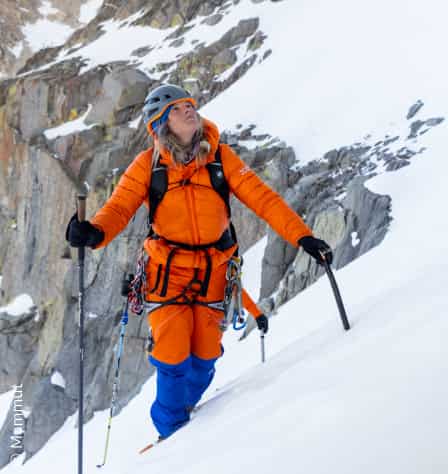Frau in Hochtourenbekleidung auf dem Berg