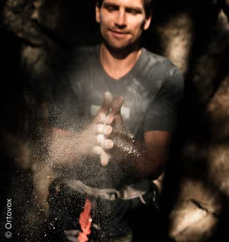 Mann mit Chalk auf den Händen