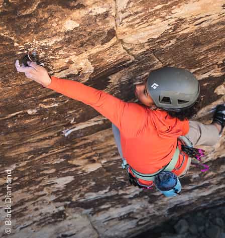 Kletterin an Felswand