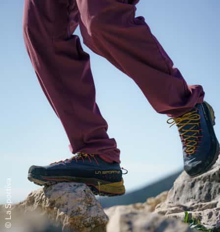 Nahaufnahme Person mit Kletterhose und Bergschuhen