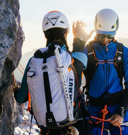 Zwei Kletterer*innen klatschen sich ab