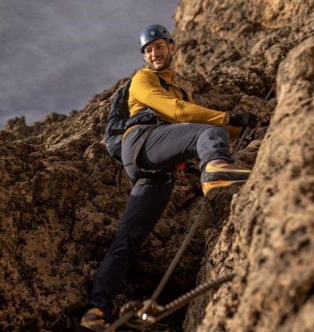 Mann in einem Klettersteig