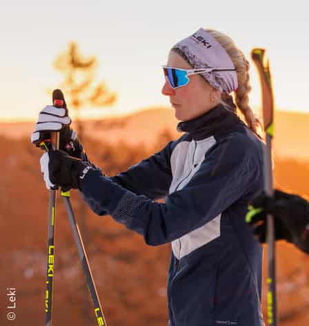 Langläuferin mit Handschuhen