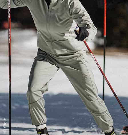 Langläuferin mit grauer Langlaufhose