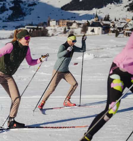 Drei Langläufer*innen auf der Loipe