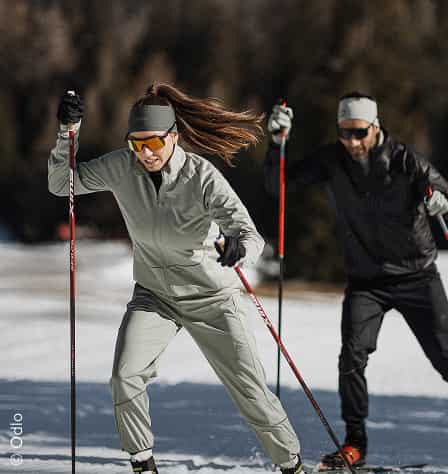 Langlauf-Paar auf Loipe