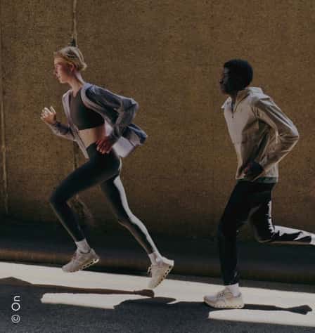 Zwei Läufer*innen mit On Outfits