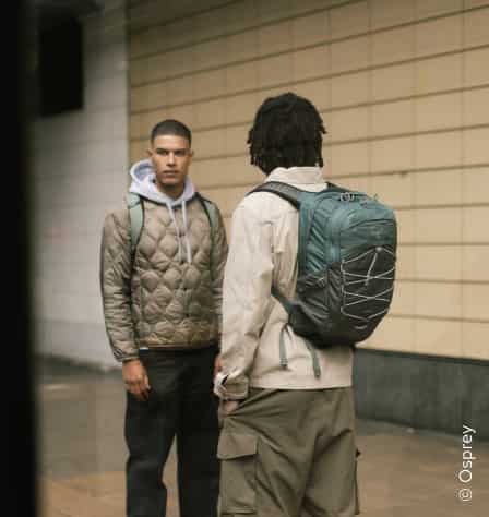 Zwei Männer mit Osprey Daypacks