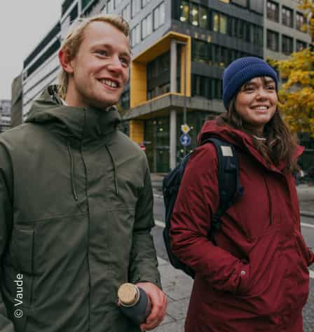 Zwei Personen in Herbstjacken