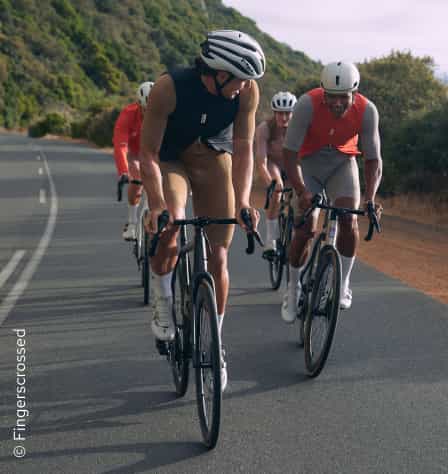 Gruppe Rennradfahrer*innen auf einer Straße