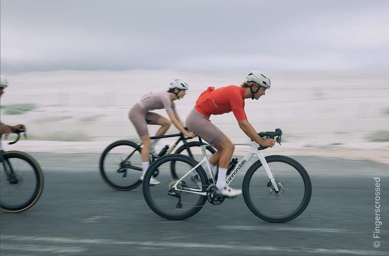 Zwei Rennradfahrer*innen