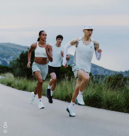 Gruppe Läufer*innen auf Straße