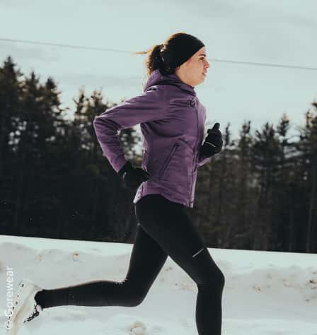 Läuferin in winterlicher Landschaft