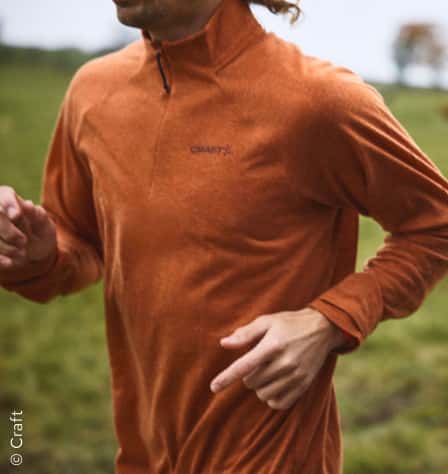Läufer in orangefarbenem Shirt