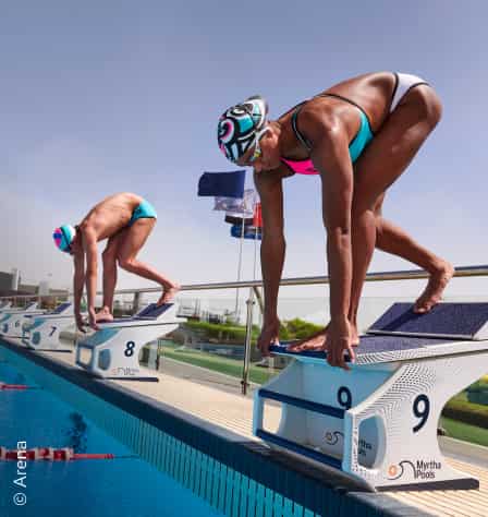 Zwei Schwimmer*innen auf Startblöcken