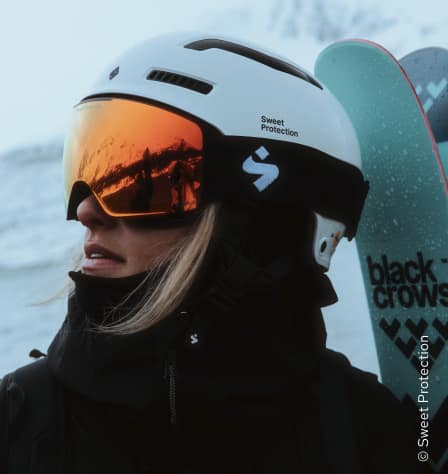 Frau mit Skibrille und Skihelm