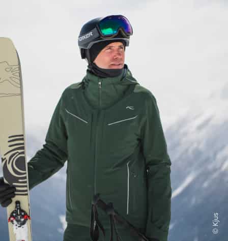 Skifahrer mit grüner Skijacke