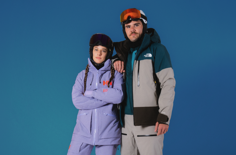 Zwei Skifahrer*innen