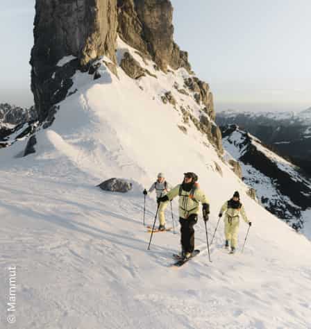 Skitouren-Gruppe im Gebirge