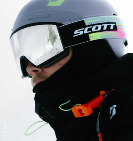 Mann mit Helm und Skibrille