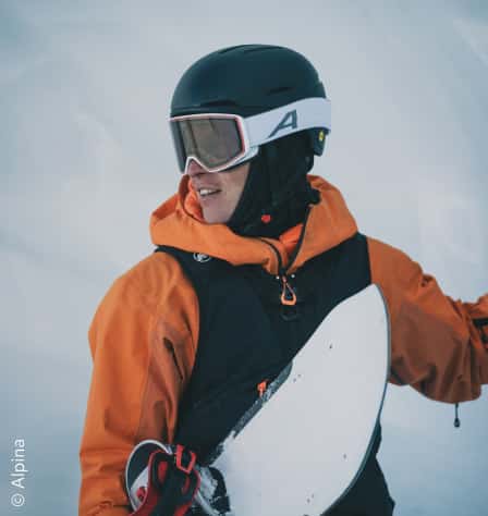 Snowboarder mit Skihelm