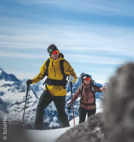 Skitouren-Paar in den Bergen
