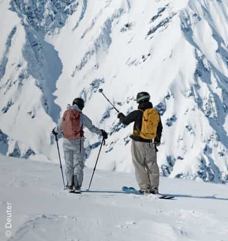Zwei Skitourengeher mit Lawinenrucksäcken