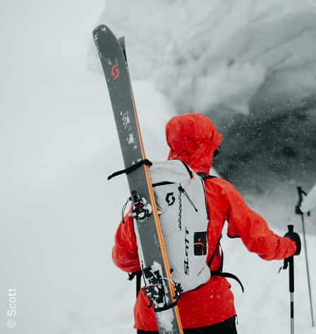Frau trägt Tourenski am Rucksack
