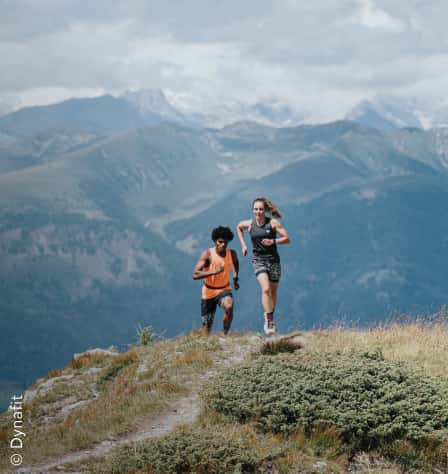 Trailrunning-Paar in sommerlicher Berglandschaft
