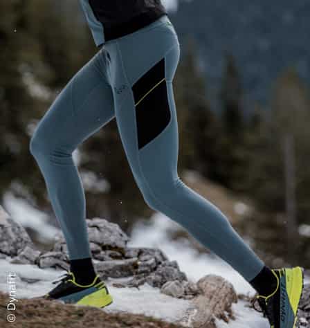 Nahaufnahme Hose beim Trailrunning