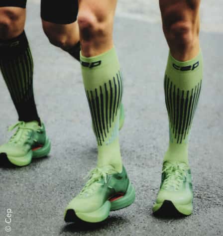 Grüne Laufsocken und Laufschuhe