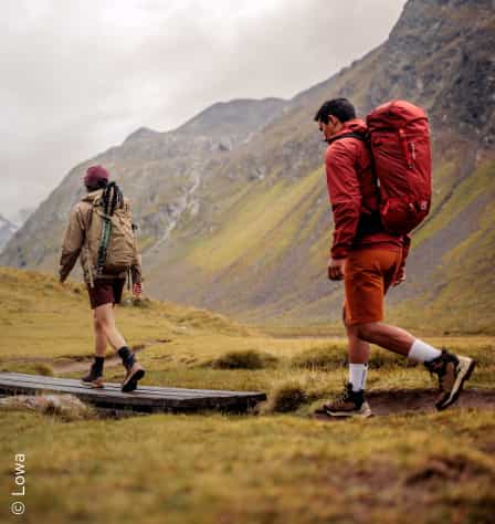 Trekking-Paar in den Bergen