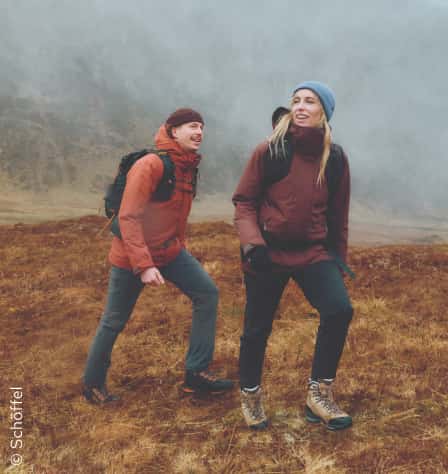 Trekking-Paar in den Bergen
