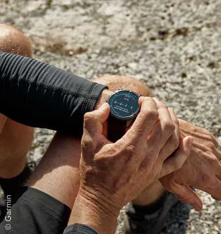 Person mit Sportuhr am Arm