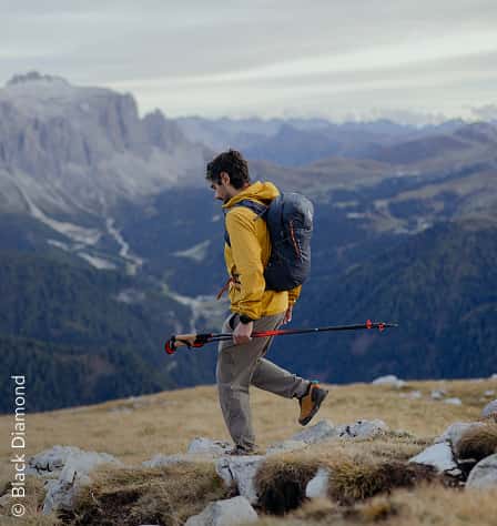 Wanderer in Bergkulisse