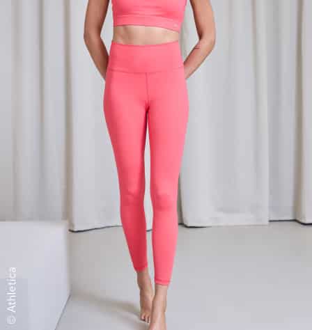 Frau in pinkem Yoga-Outfit