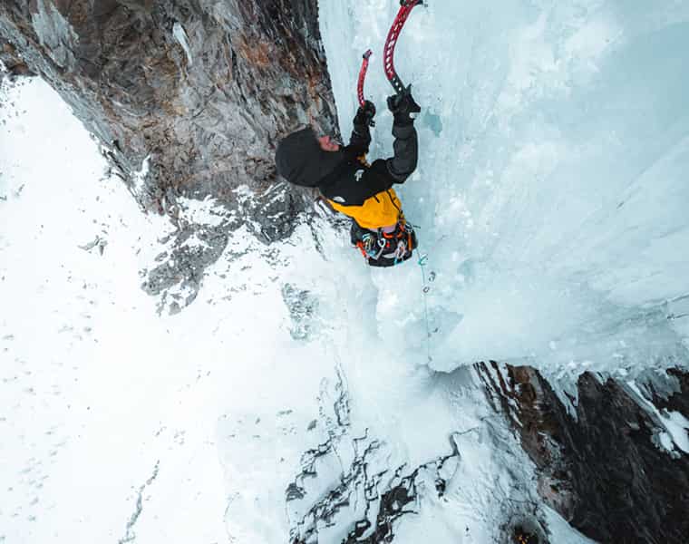 Eiskletterer mit The North Face Ausrüstung